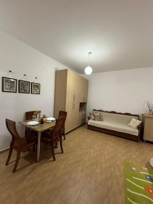Studio Of Shpresa Vlore Luaran gambar