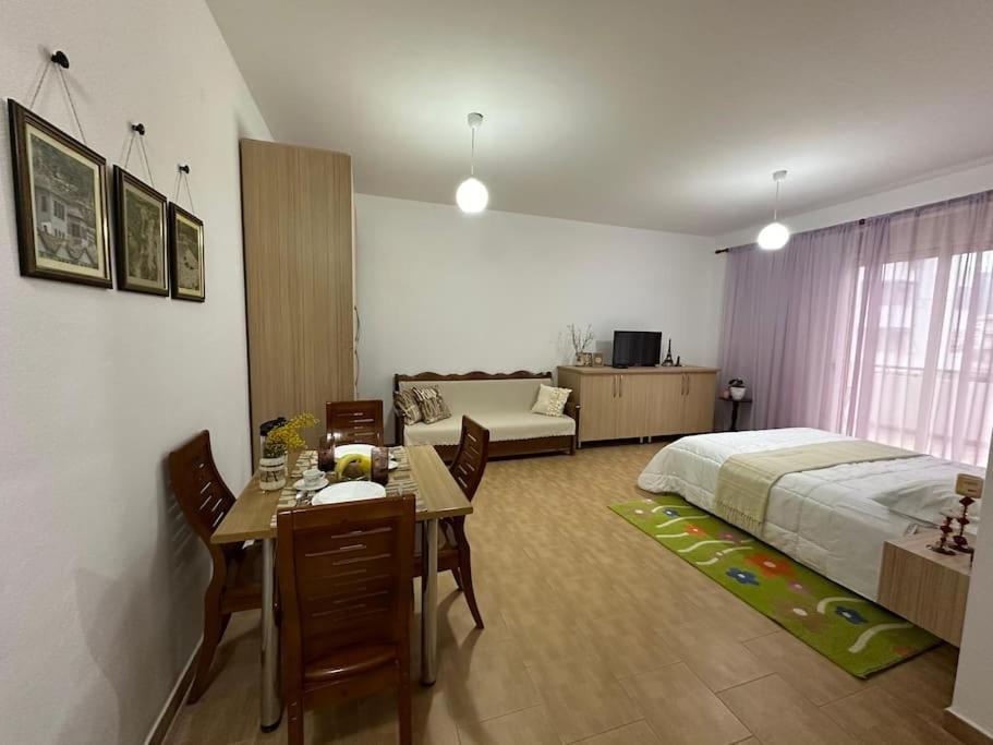 Studio Of Shpresa Vlore Luaran gambar