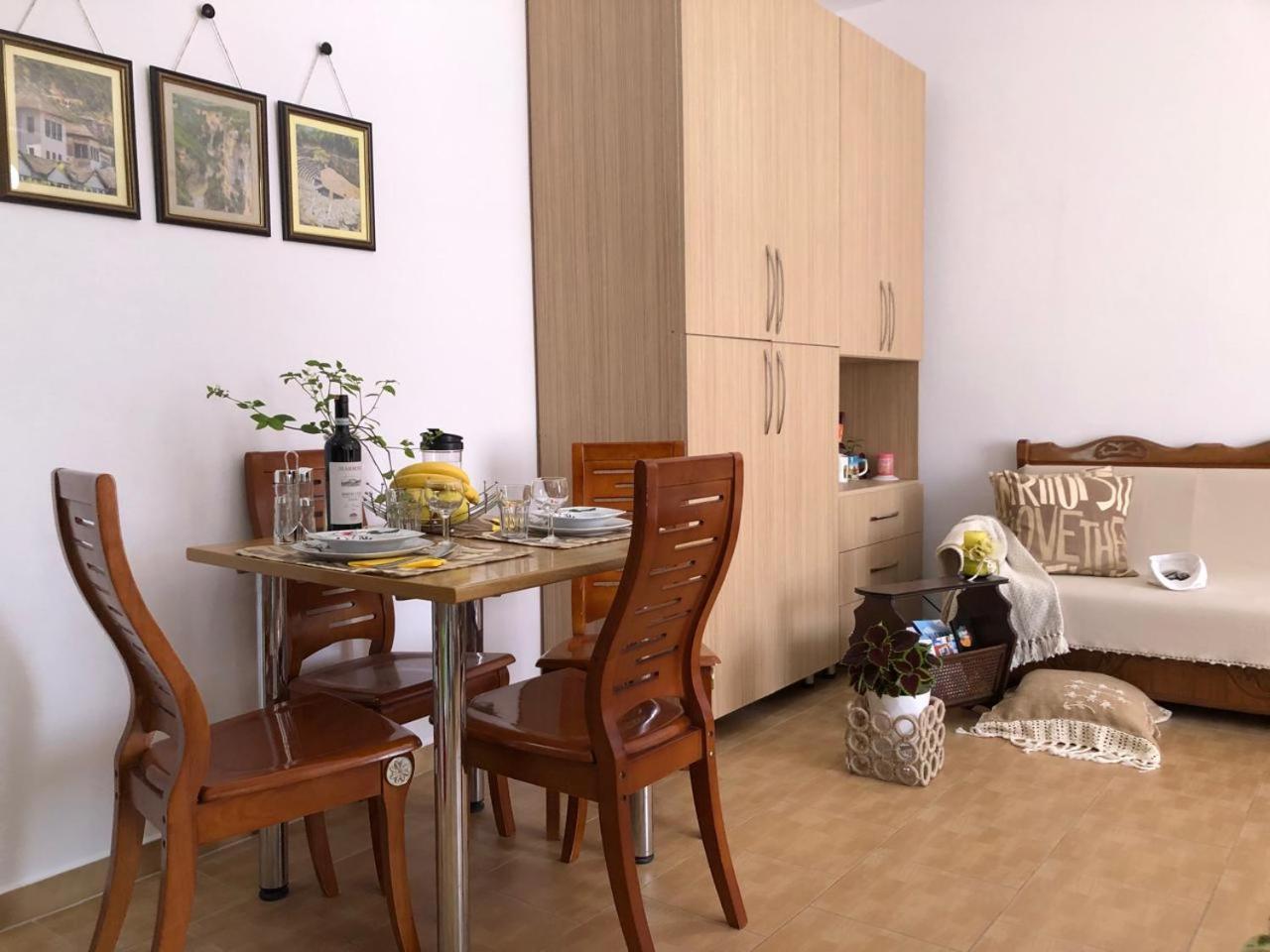 Studio Of Shpresa Vlore Luaran gambar